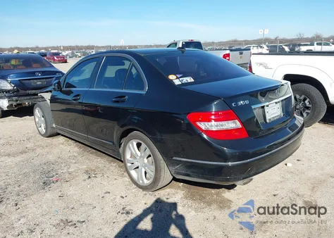 2010 Mercedes-Benz C 300 Luxury/Sport z USA, uszkodzony, nr VIN WDDGF5EB0AF470862